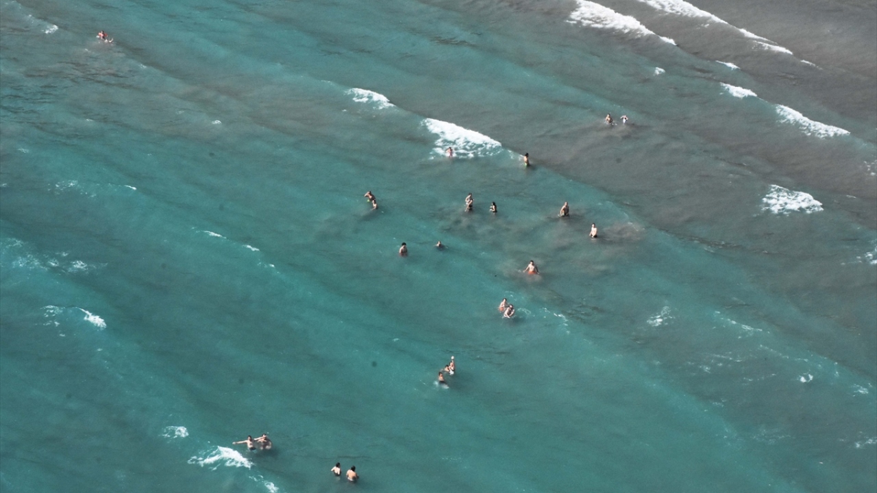Güzel havayı fırsat bilen bazı vatandaşlar, günü deniz kenarında geçirmeyi tercih etti.