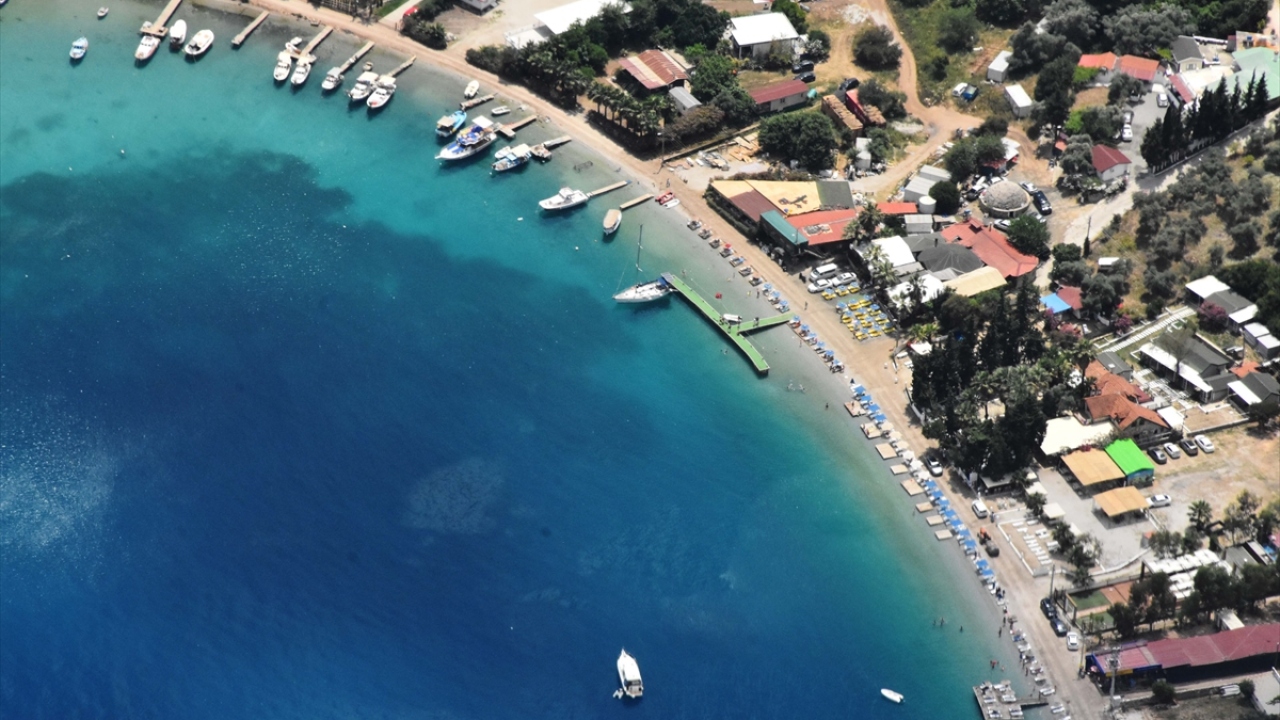 Kısıtlamaların kaldırılmasının ardından halk, kentteki dünyaca ünlü Lara ve Konyaaltı sahillerini tercih etti. 