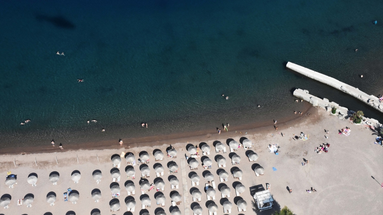 Denize birlikte giren aileler dışındakiler ise su içinde de sosyal mesafeyi korudu.