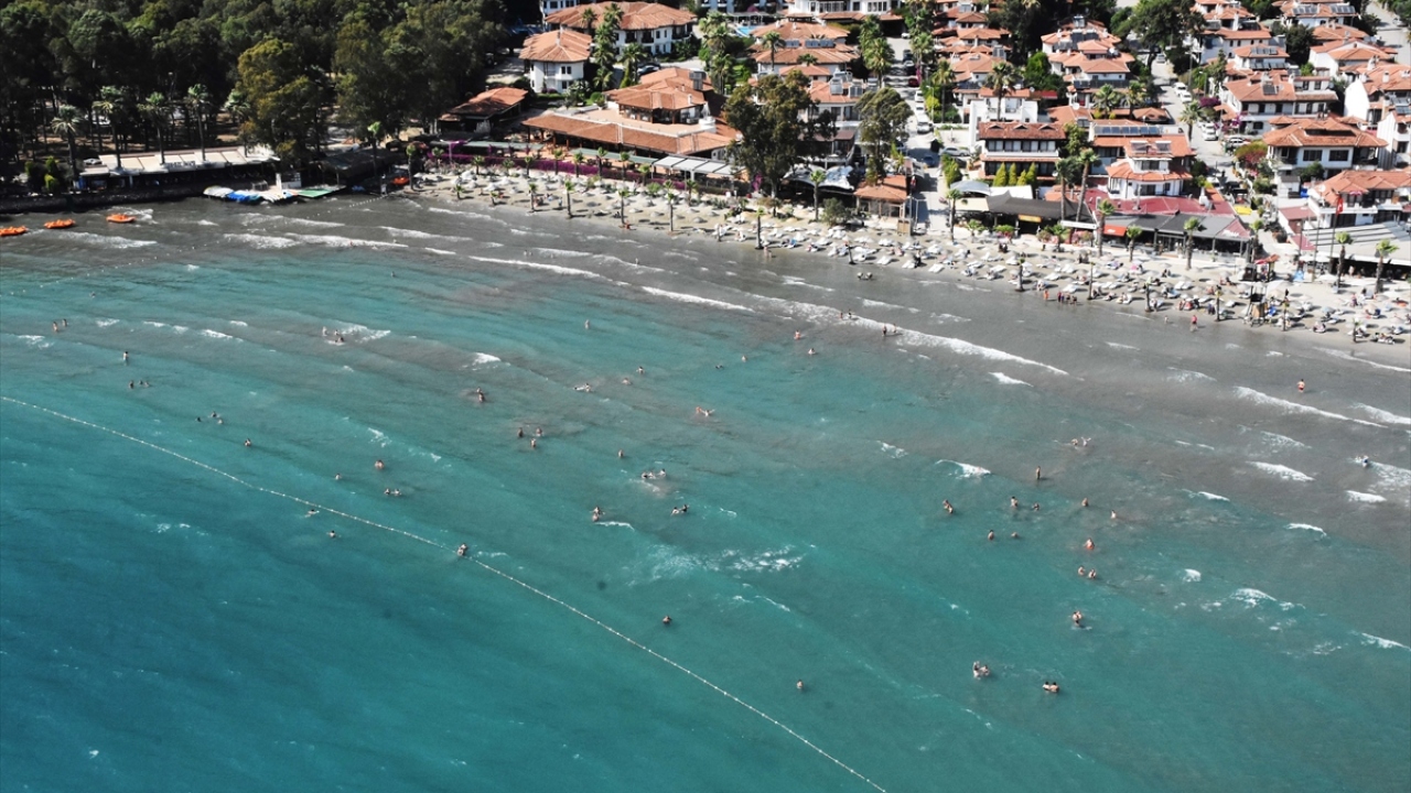 Antalya`daki doğa harikası falezlerin denizle buluştuğu noktada yer alan mavi bayraklı plajlar da tercih edilen yerler arasındaydı.