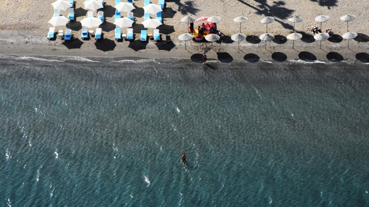 Muğla`nın turistik ilçeleri Bodrum, Marmaris, Ula, Ortaca ve Fethiye`de de sıcak hava dolayısıyla sahillerde yoğunluk yaşandı. 
