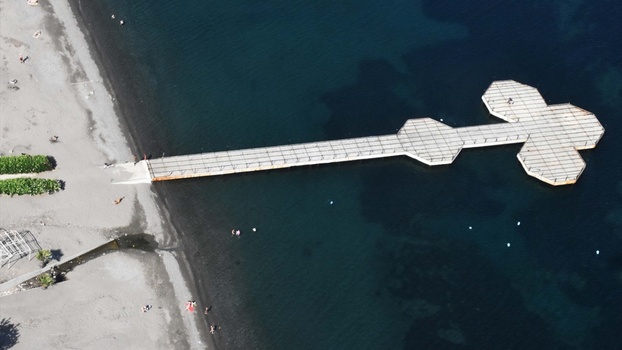 Fethiye`nin ünlü Ölüdeniz Plajı`nda bazı vatandaşlar denize girdi, bazıları 2 metre aralıklarla yerleştirilen şezlonglarda güneşlendi. Adrenalin tutkunları ise Babadağ`dan yamaç paraşütüyle uçuş yaparak eşsiz Ölüdeniz manzarasını seyretti. 