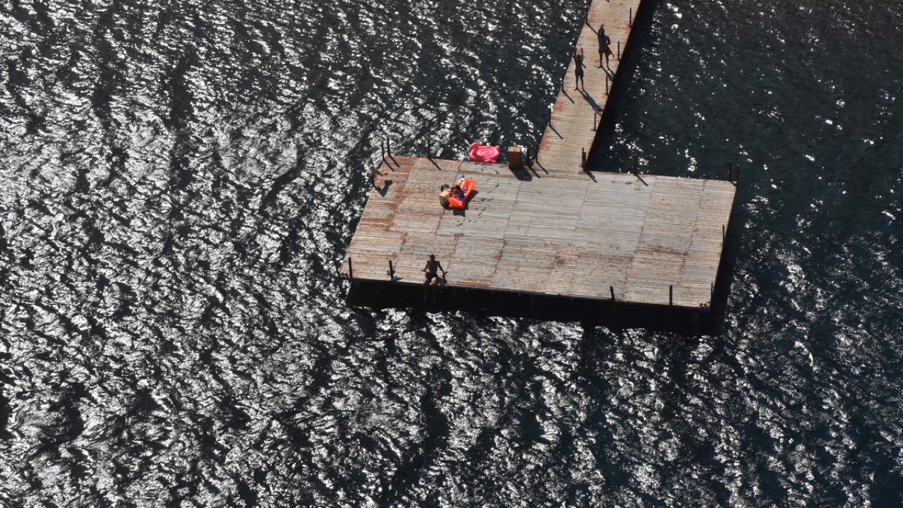 Marmaris`in İçmeler, Uzunyalı ve Marmaris Belediyesi Halk Plajı`nda da çok sayıda kişi denize girdi ve güneşlendi.