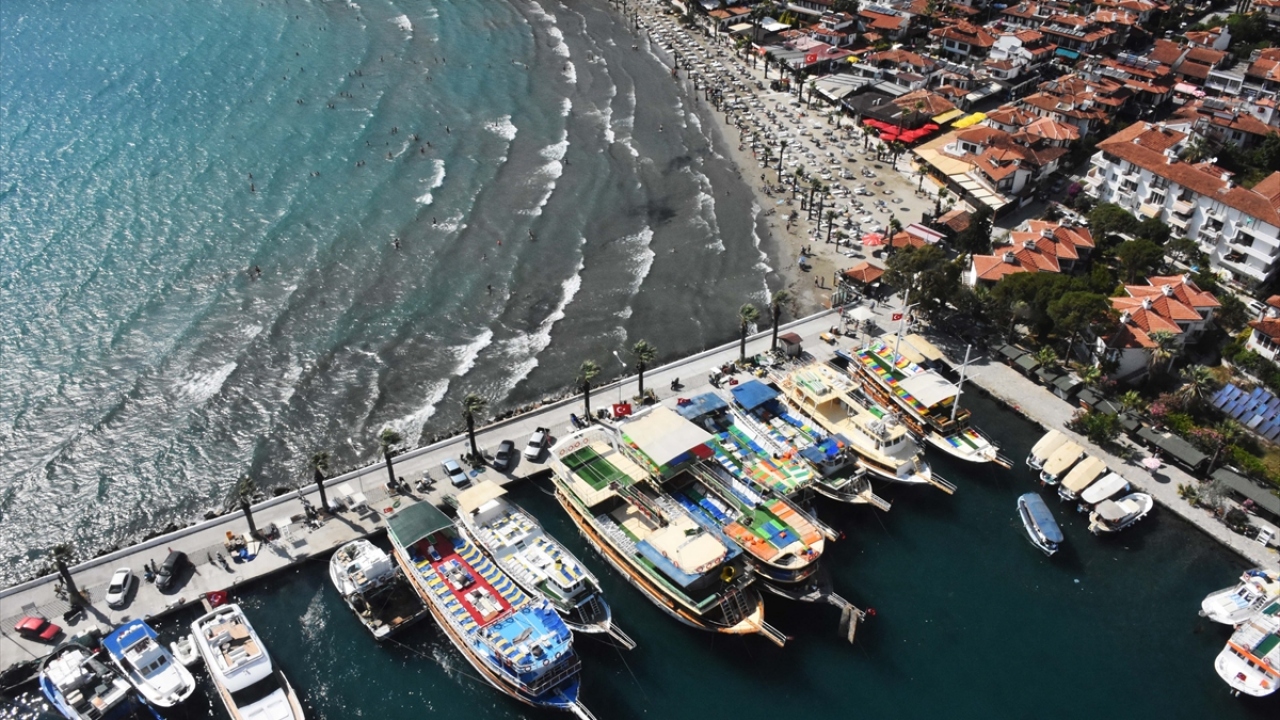 İlçenin plajlarında vatandaşların ve turistlerin sosyal mesafeye uydukları, sahilde yürüyüş yapanların da maske kullanımına dikkat ettikleri gözlendi.