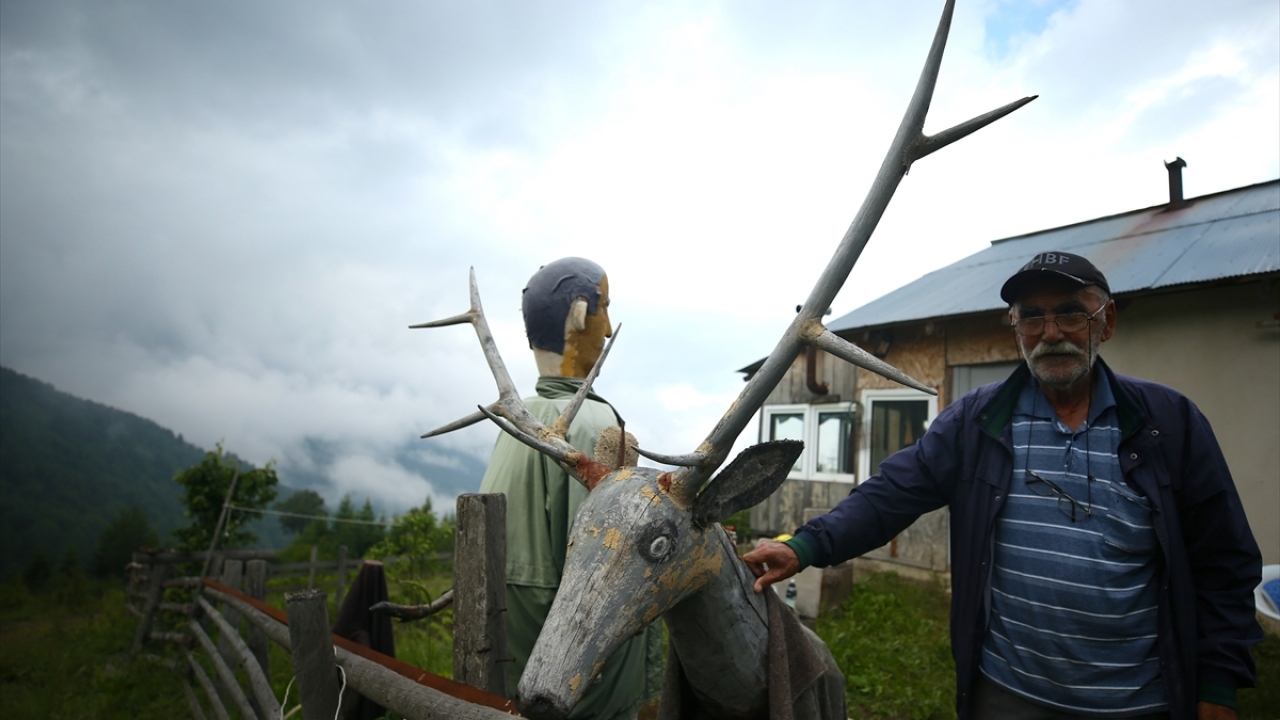 Yıllarca Düzce`nin ormanlarında koruma memuru olarak çalışan 67 yaşındaki Hüsnü Şahin, emekli olduktan sonra şehir hayatına alışamadı.