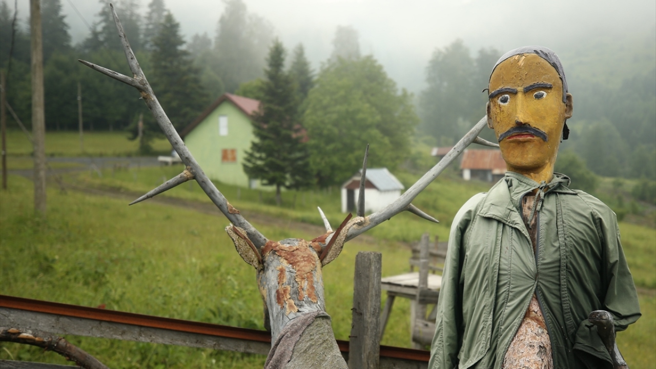 Sık sık ormana giden ve çok sevdiği doğayla baş başa kalmak isteyen Şahin, Beyköy beldesine bağlı 1200 rakımlı Odayeri Yaylası`nda tek odalı ev yaparak yaşamını burada sürdürmeye başladı. 