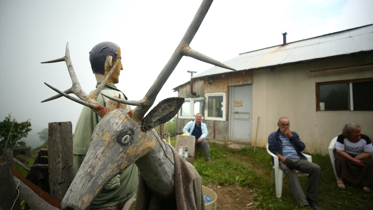 Çevreden topladığı ağaç parçaları ve dallarıyla gerçek boyutlarda insan, geyik, yılan, domuz gibi figürler yapan Şahin, hem sanatçı ruhunu ortaya koyuyor hem de bu figürlerle yaban hayvanlarını evinden uzak tutuyor.
