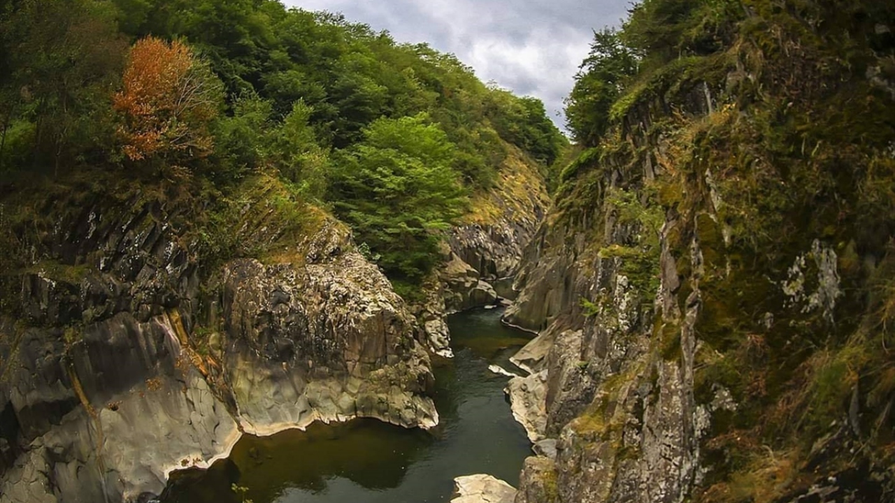 Büyükşehir Belediyesinden yapılan açıklamaya göre, Ulubey ilçesi Kardeşler Mahallesi`ndeki Küpkaya Kanyonu`na sadece doğal taşlarla oluşturulan yürüyüş yolu yapıldı.