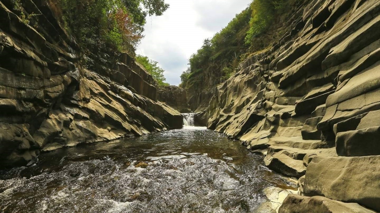 Güler, doğal yapısı ve akıntılarla şekillenmiş kayalarıyla dikkat çeken kanyonun ilk kez yürüyüş yoluna kavuştuğuna işaret ederek, şunları kaydetti: