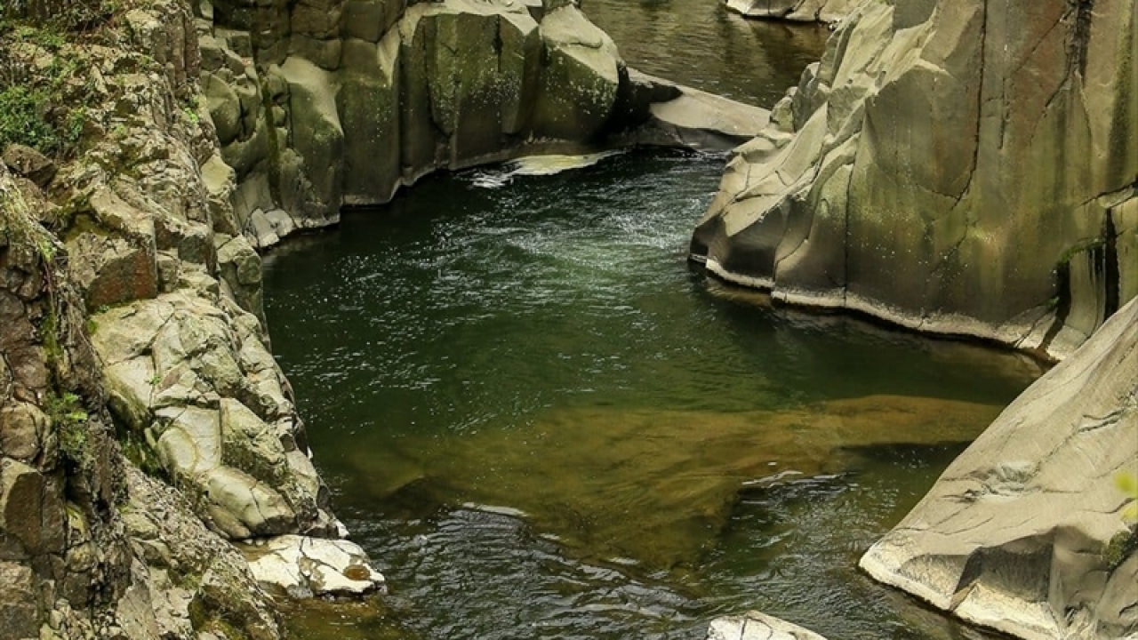 Doğal güzelliği ve soğuk suyunun yanı sıra farklı özellikleriyle de ilgi çeken kanyonun mutlaka gezilip görülmesi gereken yerlerin başında olduğunu vurgulayan Güler, yerli ve yabancı turistleri kanyona davet etti. 