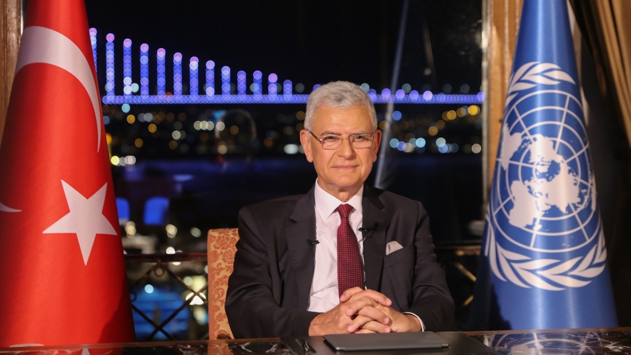 Bozkır, diplomat ve siyasetçi olarak Türkiye`ye ve millete yaklaşık 50 yıldır hizmet ettiğini belirterek, bugün ise, kendisi için yeni bir dönemin başlangıcı olduğunu söyledi.