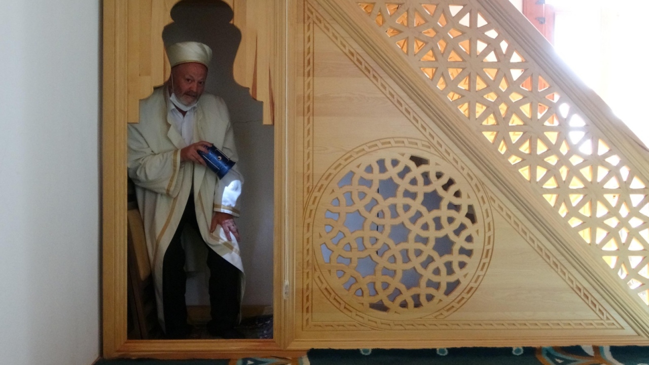 Kedinin minberin altına kaçması üzerine fenerle minberin altına bakan Harun Özdemir, kedinin doğum yaptığını gördü.