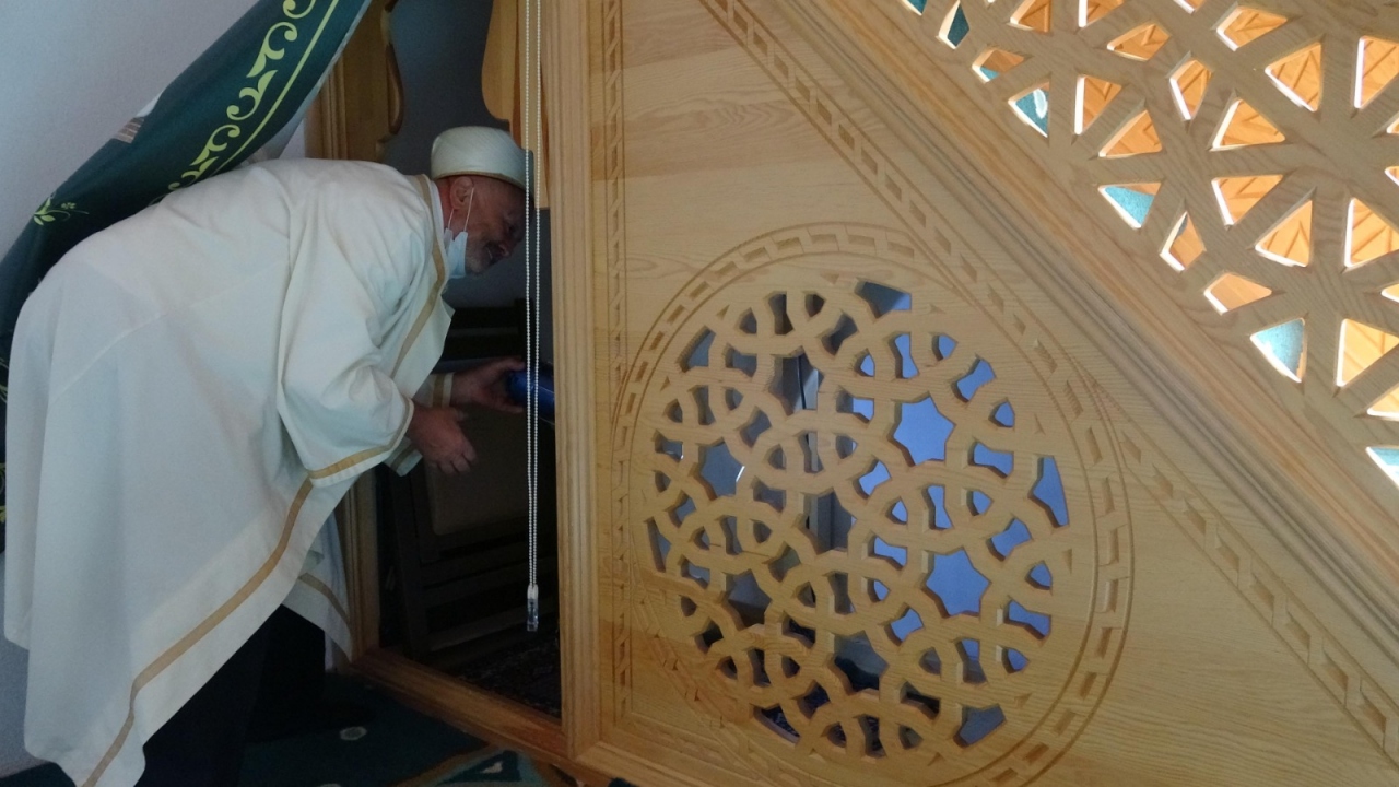 Yavru kedileri sokağa atmaya kıyamayan 36 yıllık imam, minberin alt kısmındaki boşlukta anne ile 2 yavrusuna bakmaya başladı. 