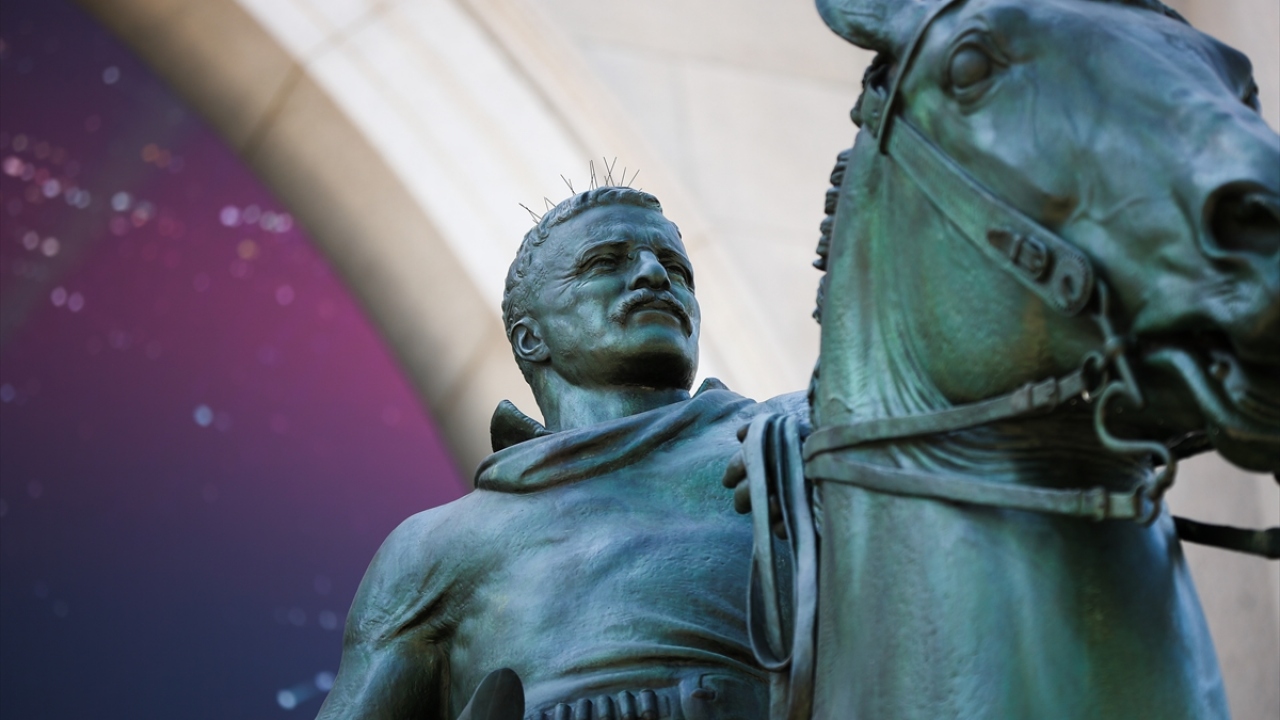 New York Belediye Başkanı Bill de Blasio, heykelin kaldırılması teklifinin müze yetkililerinden geldiğini kaydederek, “Belediye, müzenin bu talebini destekliyor. Bu problemli heykeli kaldırmak için doğru zamanda doğru bir karar.” ifadelerini kullandı.