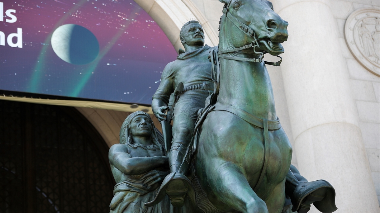 Müzeden yapılan yazılı açıklamada da kararın, Roosevelt’in başkanlığına yönelik tavır olmadığına dikkati çekilerek, ırksal hiyerarşiyi anlatan heykelin uzun süredir müze yönetimi ve üyelerini rahatsız ettiği belirtildi.