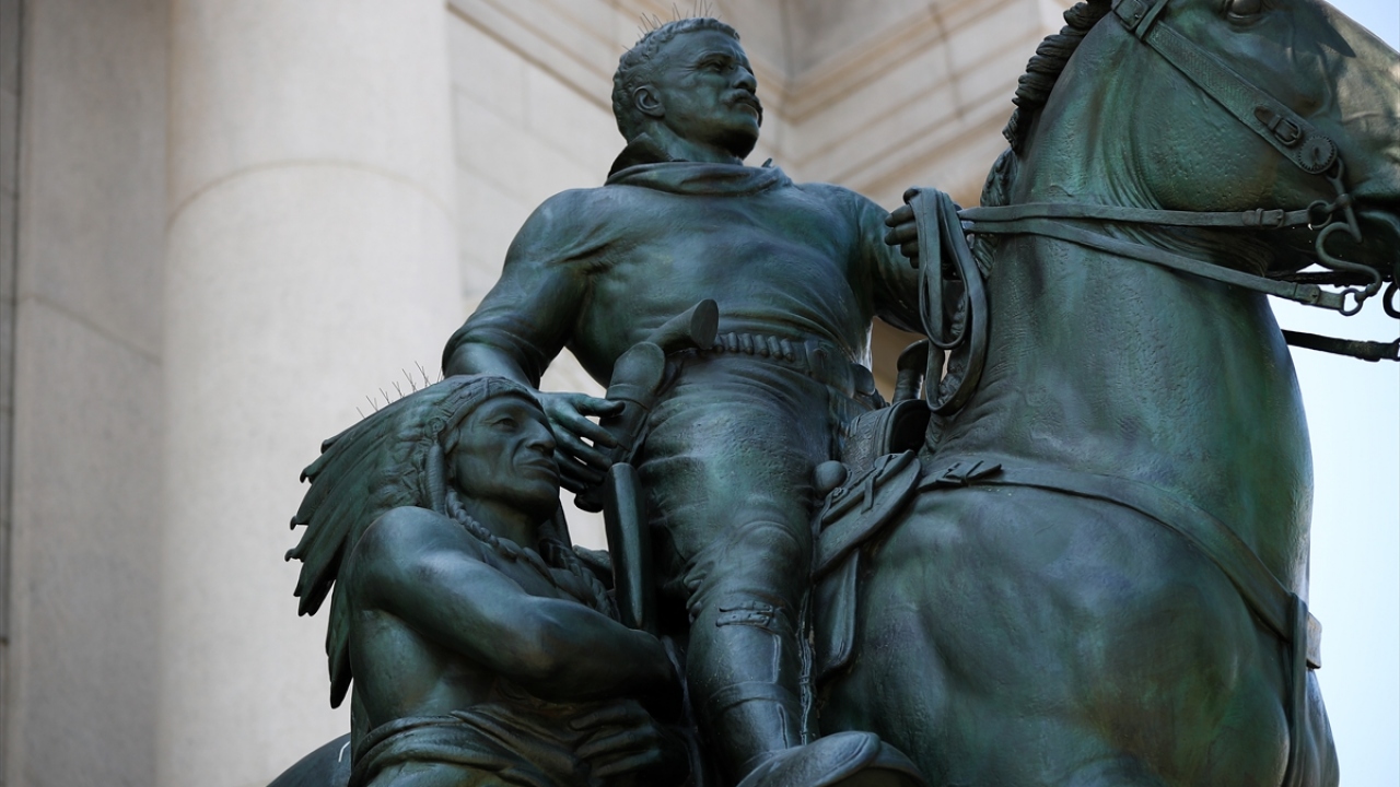 1940`ta dikilen ve Roosevelt’i at üstünde tasvir eden heykeldeki sağ üzenginin yanında yürüyen yerli bir Amerikalı ve sol tarafında da bir siyahi bulunuyor.