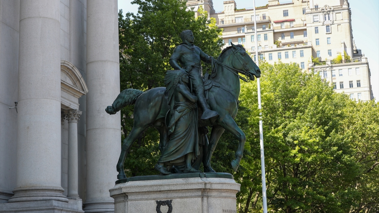Açıklamada, Wilson`un, ırk ayrımcılığını "faydalı" olarak gördüğüne ve siyahilerin “mutlu ve daha iyi bakıldıklarını” savunarak köleleştirilmesini desteklediğine dikkati çekilmişti.