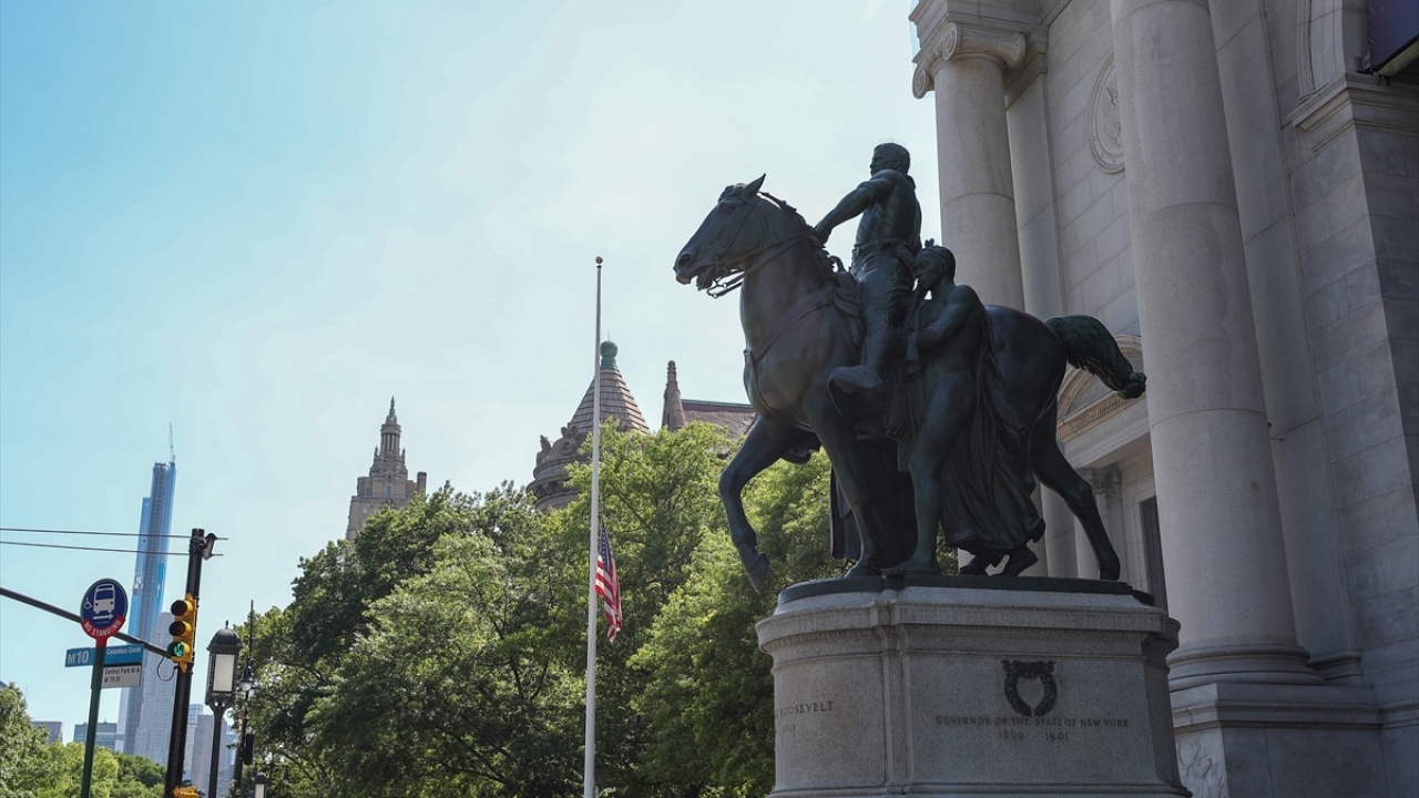 Müze yönetimi ve binanın sahibi New York Belediyesince yapılan açıklamada, 26. ABD Başkanı Roosevelt’in heykelinin, siyahilere ve yerlilere karşı ırkçı ve üstünlük taslayan nitelik taşıdığı gerekçesiyle kaldırılmasının kararlaştırıldığı belirtildi.
