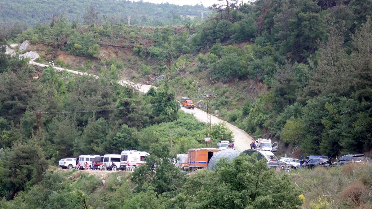Aramalara, ailenin hobi bahçesi olarak kullandığı ve sele kapıldıkları evin bulunduğu yerden başlandı.
