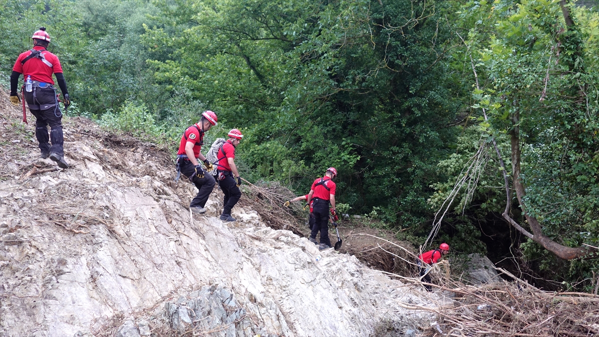 Genç kızın kaybolduğu alanda çalışmalar, karadan arama kurtarma ekipleri ve ekipmanlarının yanı sıra arama kurtarma köpekleriyle, havadan da drone ile yürütülüyor.