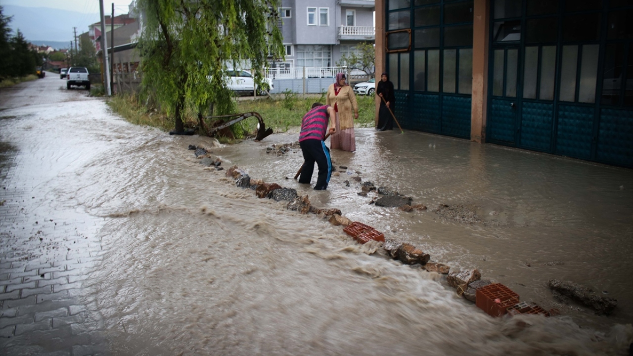 İlçede aniden başlayan fırtına, sağanak ve dolu nedeniyle ilçe merkezindeki yollarda büyük su birikintileri oluştu. Pazar esnafı sağanaktan etkilendi.