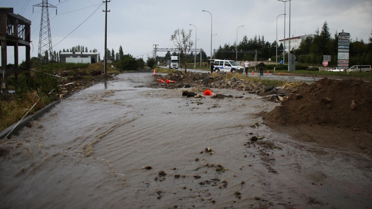 Hisar Mahallesi yakınlarında biriken sel suları nedeniyle Domaniç-Tavşanlı kara yolu bir süre trafiğe kapandı.