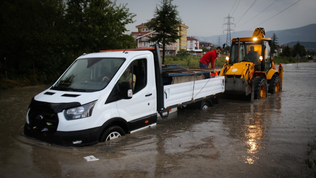 Ekipler, trafik akışında aksama yaşanmaması için çalışmalarını sürdürüyor.