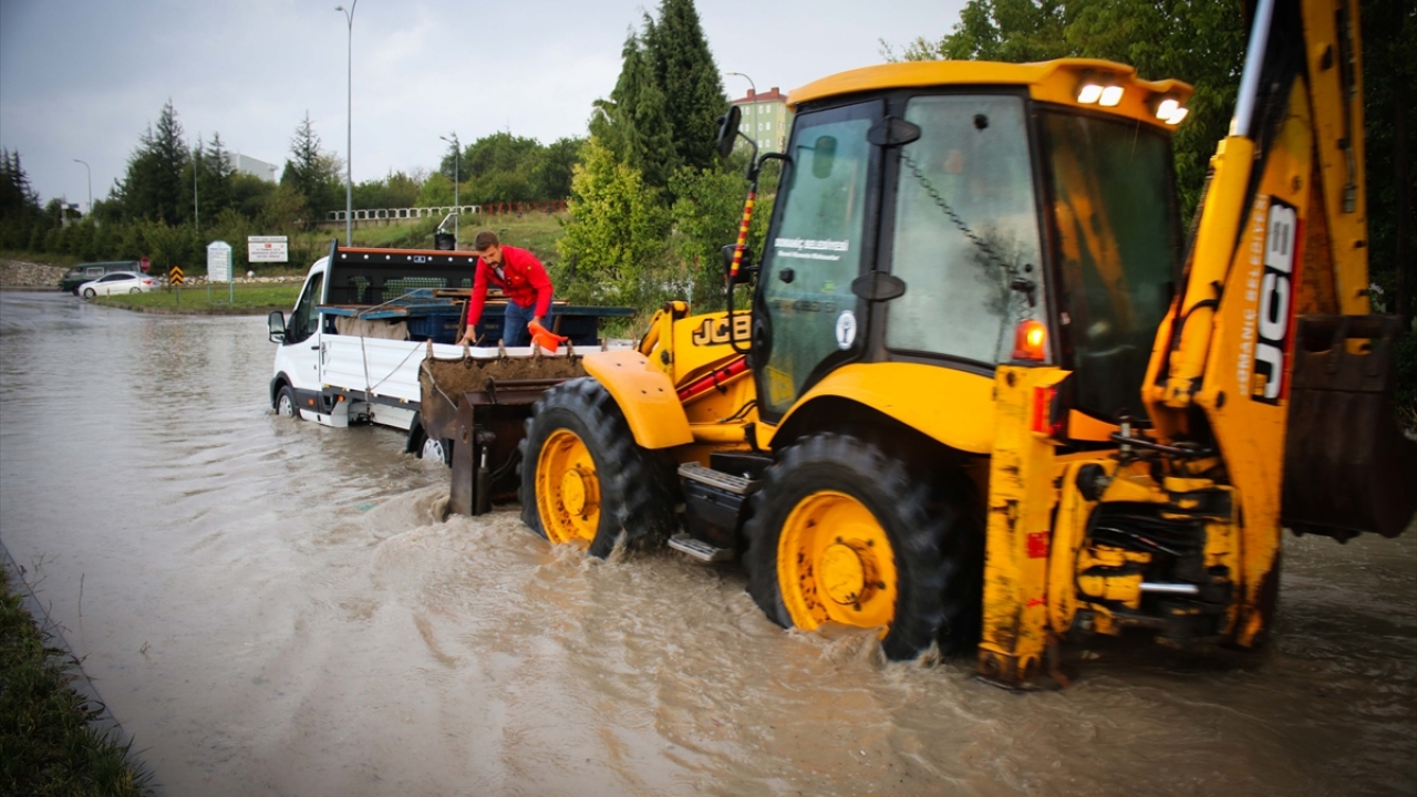 Sağanaktan etkilenen pazarcı esnafı, ürünlerini kurtarmaya çalıştı. Sele kapılan bazı ürünler Domaniç-Tavşanlı kara yoluna kadar sürüklendi.
