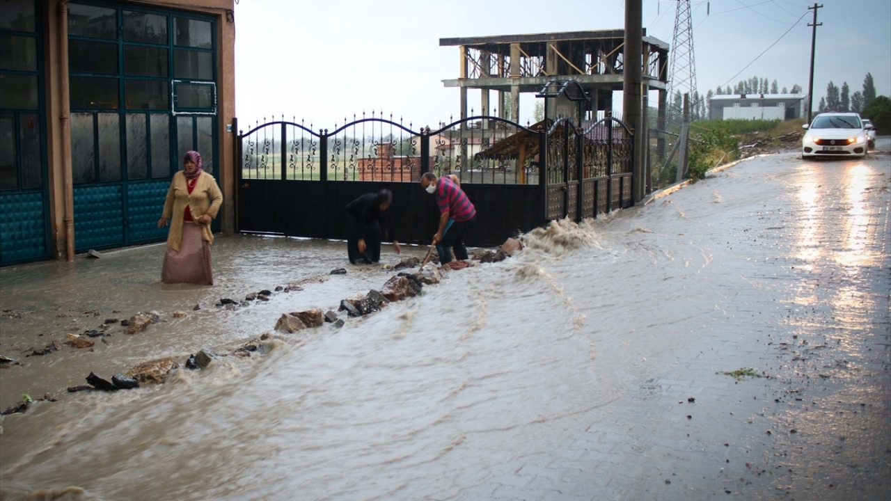 Bazı evlerde ise su baskını yaşandı. Ev sahipleri kendi imkanlarıyla suları tahliye etti.