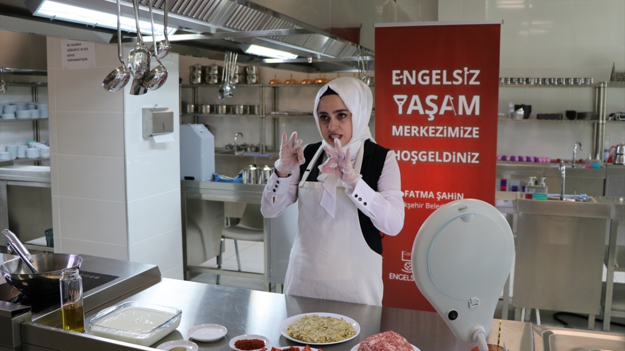 Bu kapsamda Antep mutfağının önde gelen lezzetlerinin yapılışı işaret diliyle anlatılıyor.