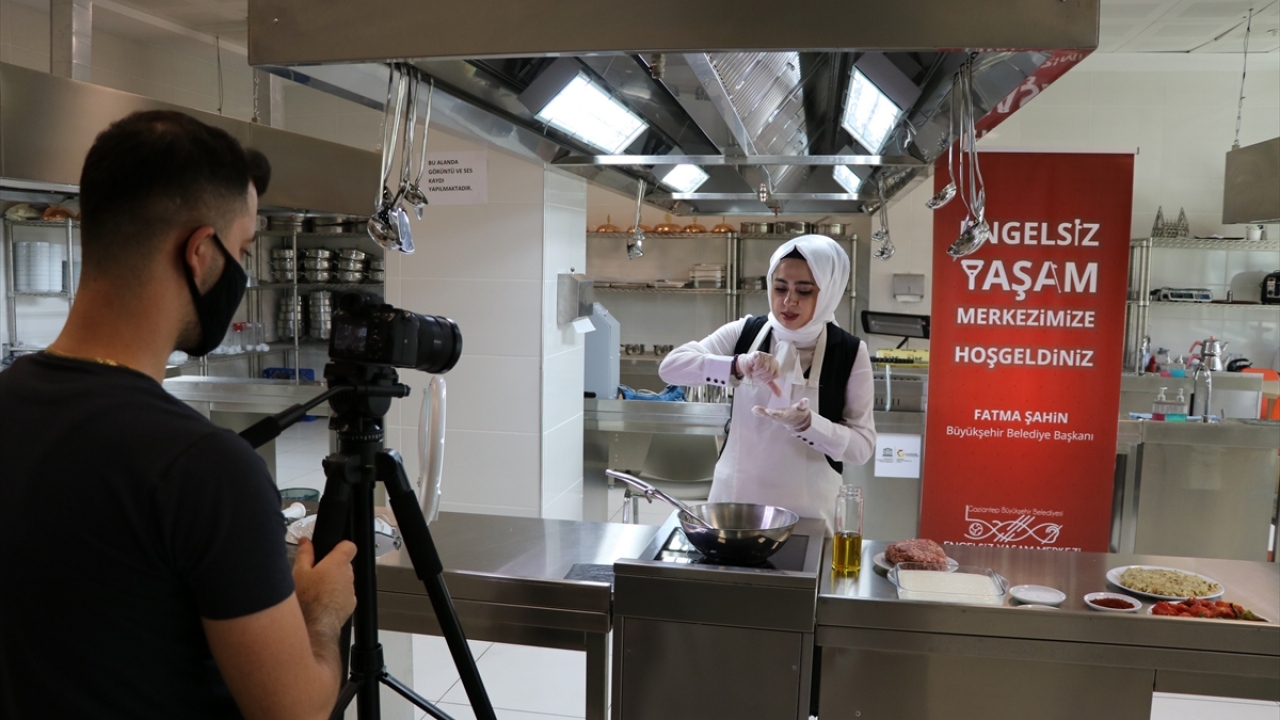 Dünyaca ünlü mutfağıyla UNESCO tarafından gastronomi dalında "Yaratıcı Şehirler Ağı"nda bulunan Gaziantep`in lezzetlerinin yapılışının işaret diliyle anlatıldığı videolar sosyal medya aracılığıyla geniş kitlelere ulaştırılıyor.