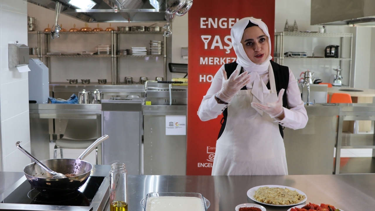 Kısa sürede beğeni toplayan eğitimlerle engelsiz şeflerin yetişmesi de amaçlanıyor.