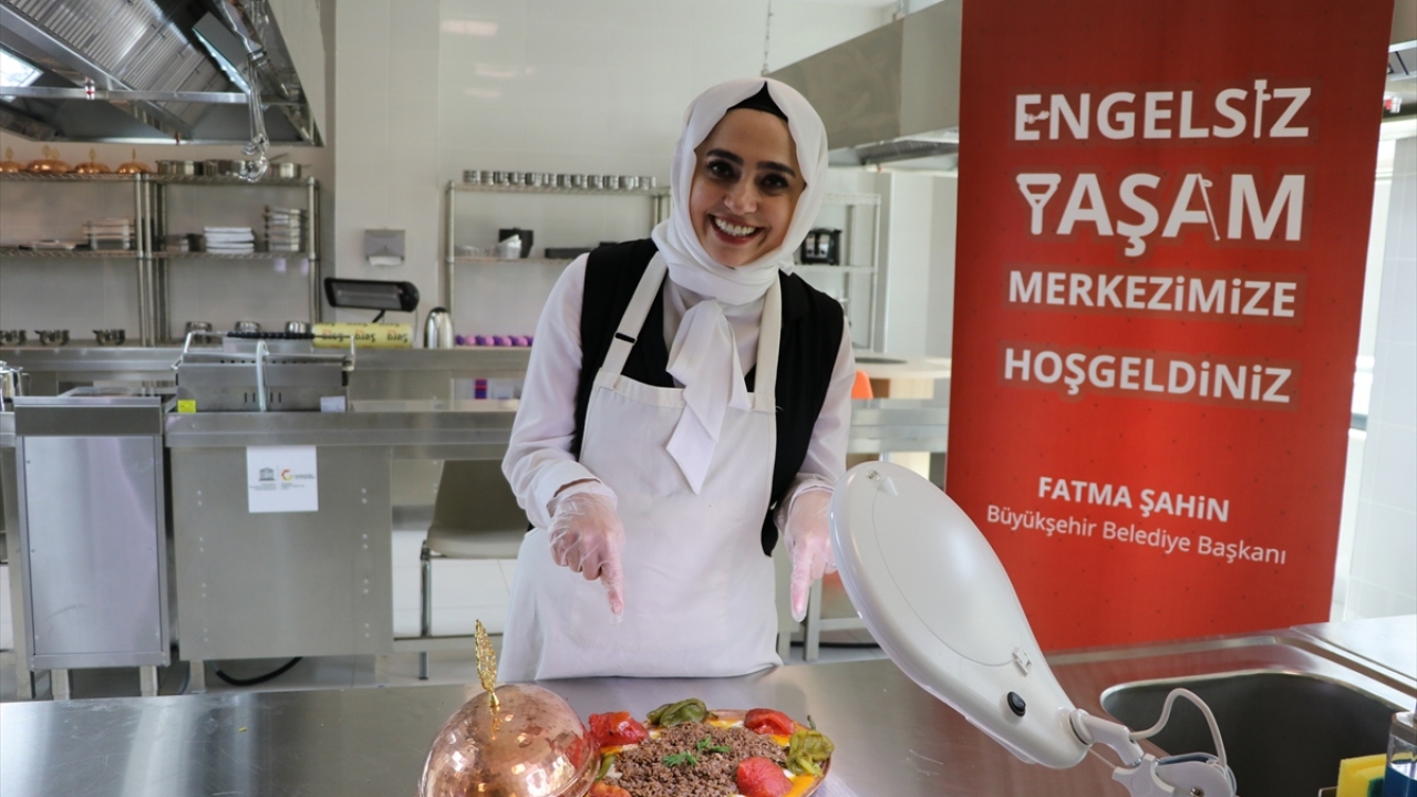 İşitme engellilerin hayatlarını her alanda kolaylaştırmak istediklerini ifade eden İzci, şöyle konuştu: