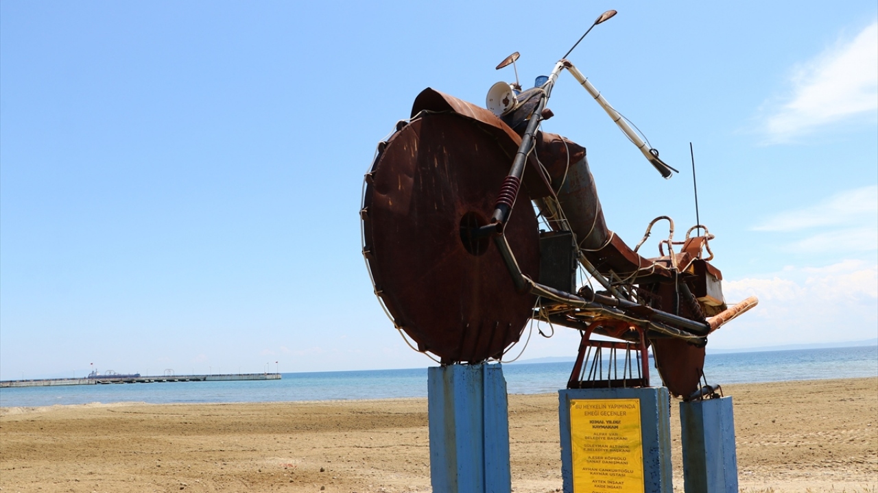 Köprülü, Şarköy Motosikletçiler Kulübü`nün talebi üzerine atık metaller ile hurda malzemeler kullanarak yaklaşık 10 metre uzunluğunda ve 3 metre yüksekliğinde motosiklet heykeli yaptı. 