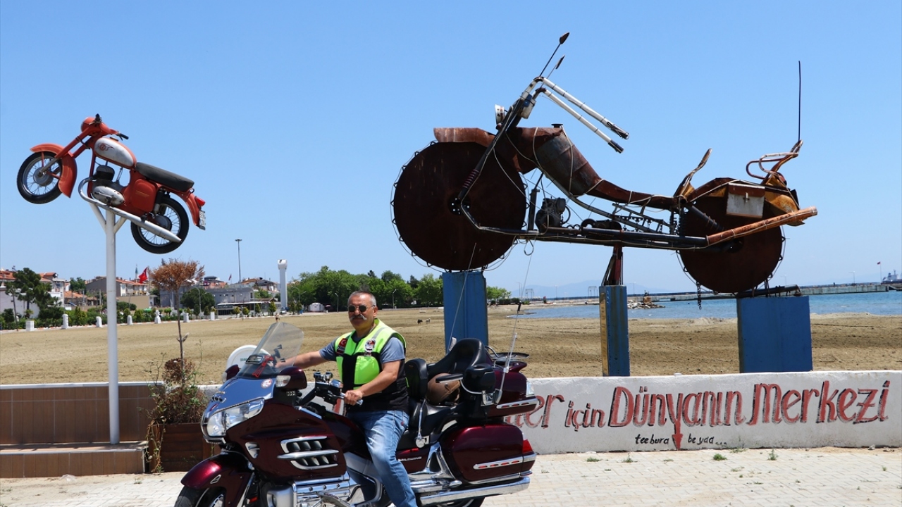 Kulübün yanındaki kumsalda platform üzerine konulan heykele, motosiklet tutkunlarının yanı sıra turistik ilçeyi ziyaret eden vatandaşlar da ilgi gösteriyor. 