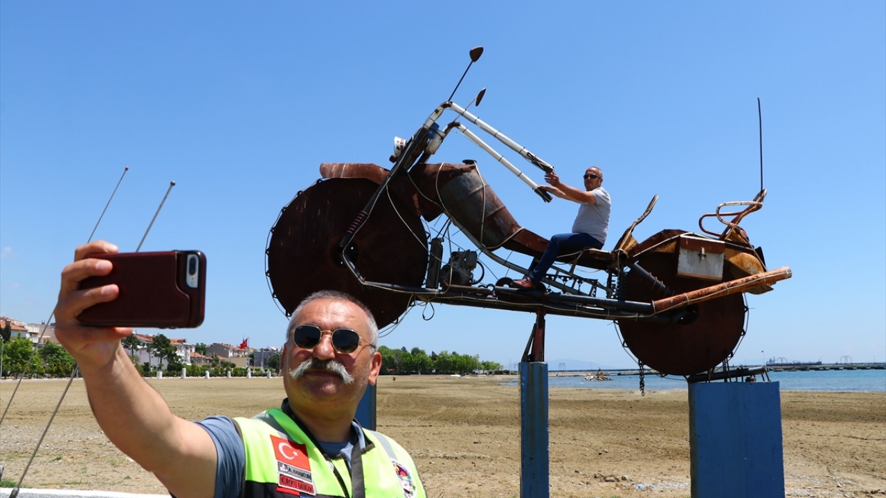 Türkiye`nin çeşitli yerlerindeki motosiklet kulüplerinin üyeleri, Şarköy`e gelerek heykelin önünde toplanıyor.  