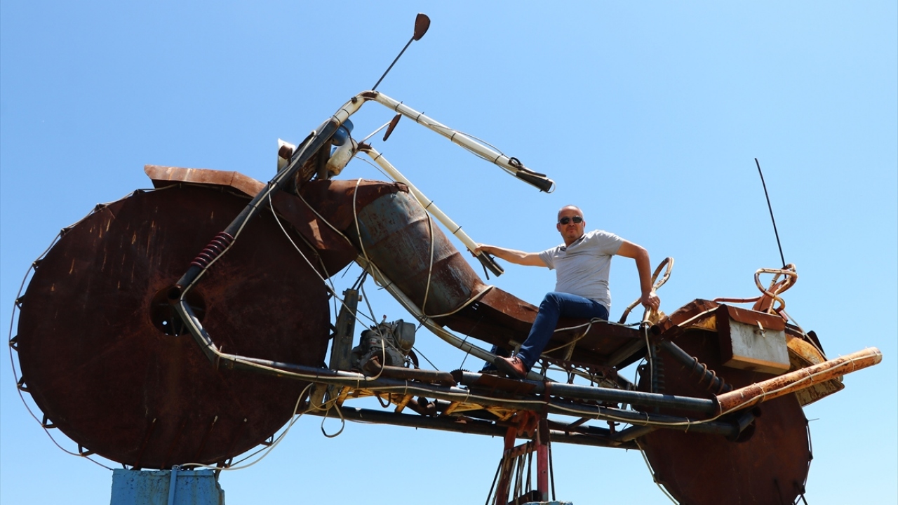 Emekli resim öğretmeni 72 yaşındaki Köprülü, geçen yıl mayıs ayında yaklaşık 20 günde tamamladığı heykelin büyük ilgi gördüğünü söyledi. 