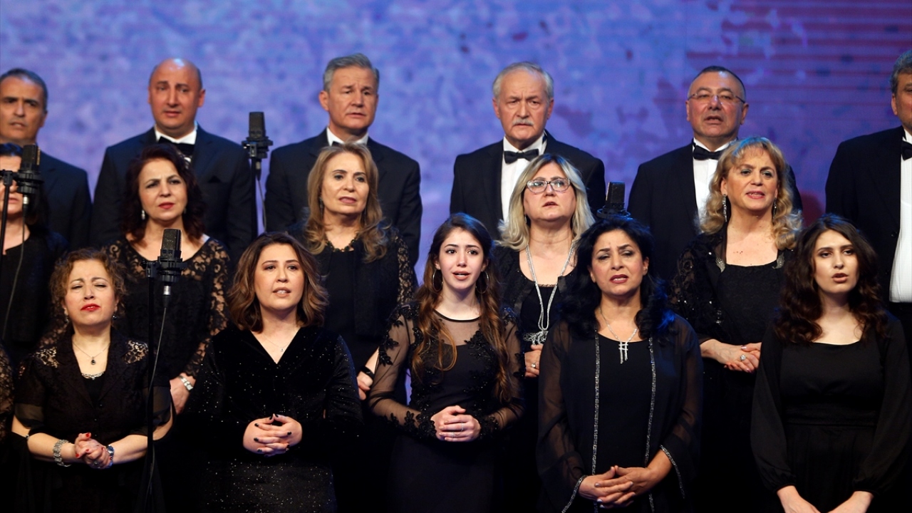 TRT ekranlarından unutulmaz müzik ziyafetleri sunan ve Türk sanat müziğinin seçkin eserlerini seslendiren koro, 1992 yılından bu yana çalışmalarını devam ettiriyor.