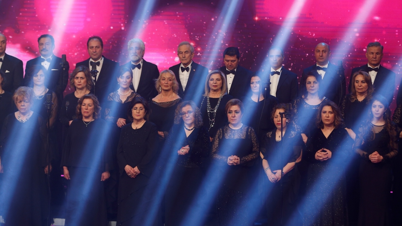 Arı Stüdyosunda çekimleri yapılan koronun bu yılki konserine, Covid-19 tedbirleri kapsamında seyirci alınmadı.