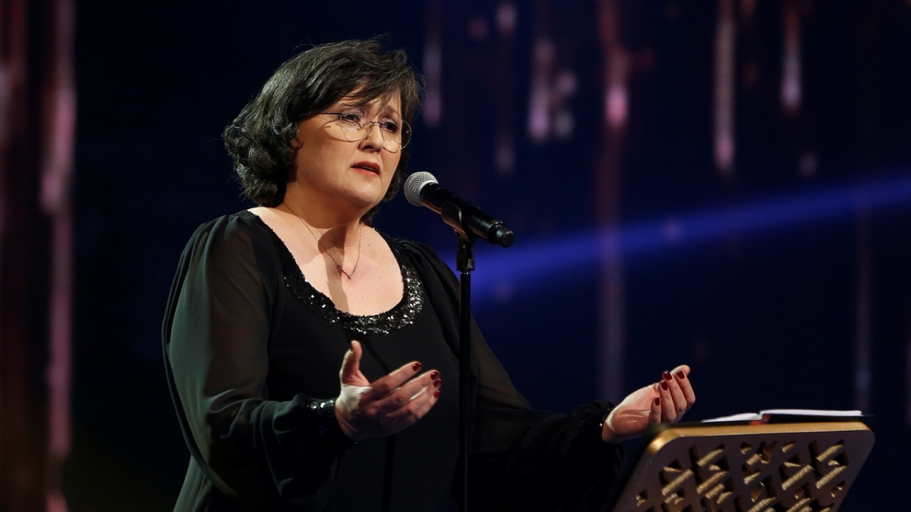 Koro Başkanı Emine Gümüş Edirneli, 1992`de kurulan koronun faaliyetlerine bir süre ara verdiğini, 1997 yılında da kendisinin bu koroyu tekrar bir araya getirdiğini ve konser vermeye başladıklarını belirtti.