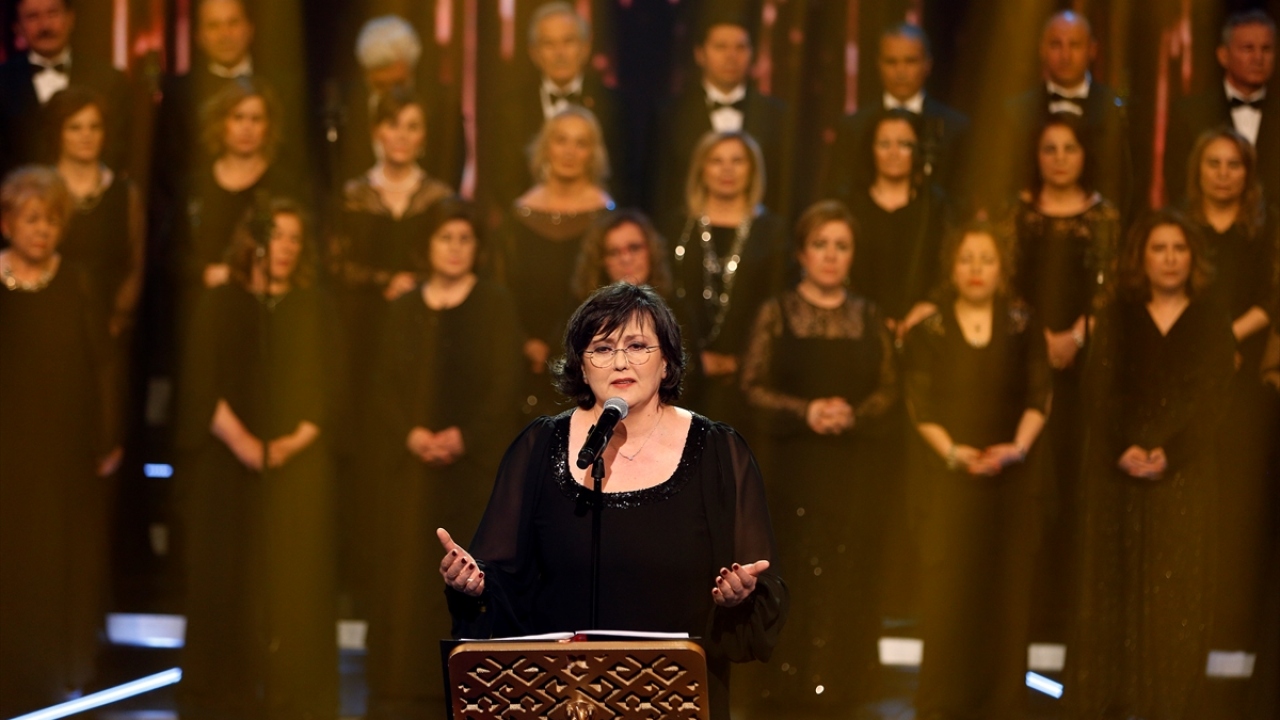 O günden bugüne çalışmalarına aralıksız devam ettiklerini ifade eden Edirneli, 50 kişiden oluşan koronun klasik Türk müziği eserlerini seslendirdiğini söyledi.