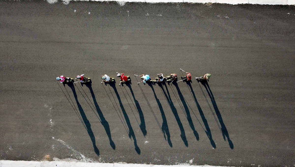 Covid-19 tedbirleri nedeniyle evlerinde kendi imkanlarıyla çalışan tekerlekli kayakçılar, Türkiye Kayak Federasyonunca (TKF) düzenlenecek şampiyonalara hazırlanıyor.