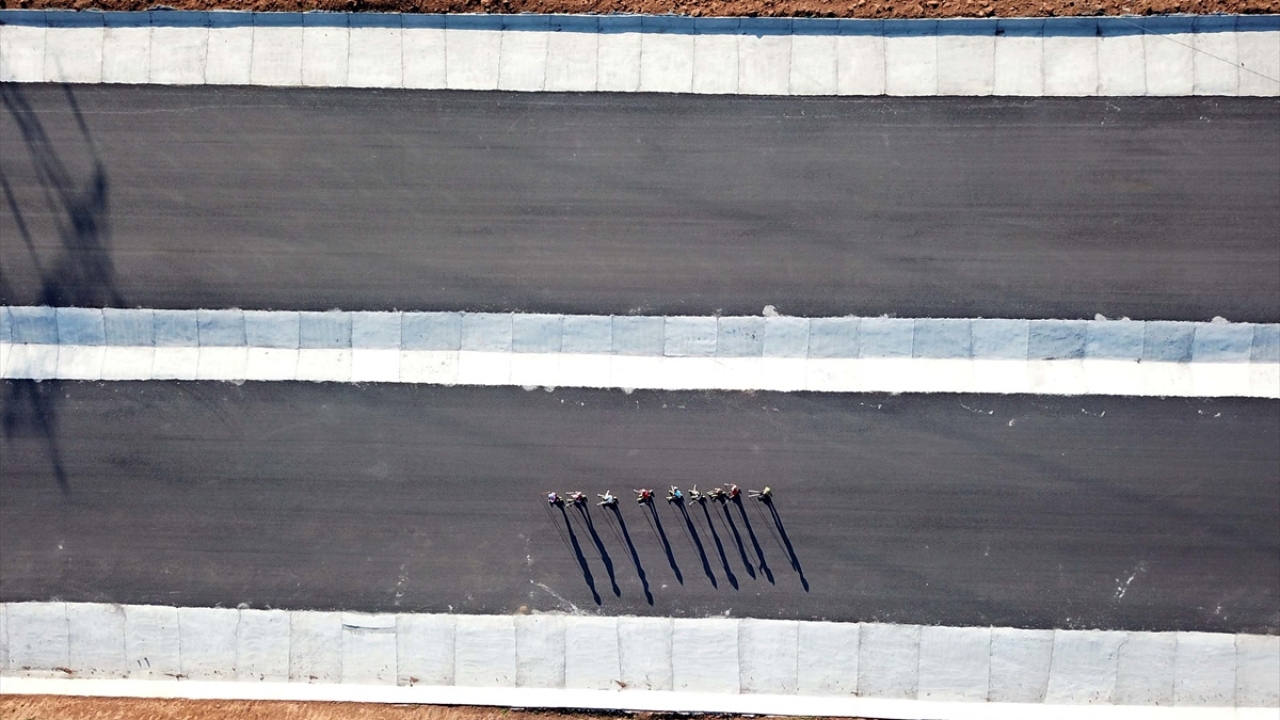 Yapımı devam eden Bitlis-Tatvan çevre yolu ile kentin değişik yerlerinde antrenörleri nezaretinde kondisyon depolayan kayakçılar, yarışmalarda başarılı sonuçlar almayı hedefliyor.