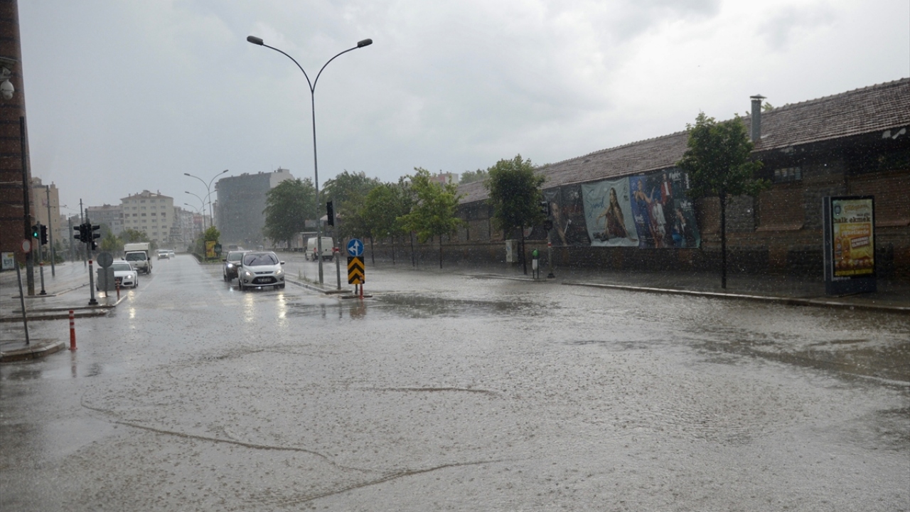 Eskişehir-Bursa kara yolunda yoğun su birikintilerine giren araç sürücüleri zor anlar yaşadı. 