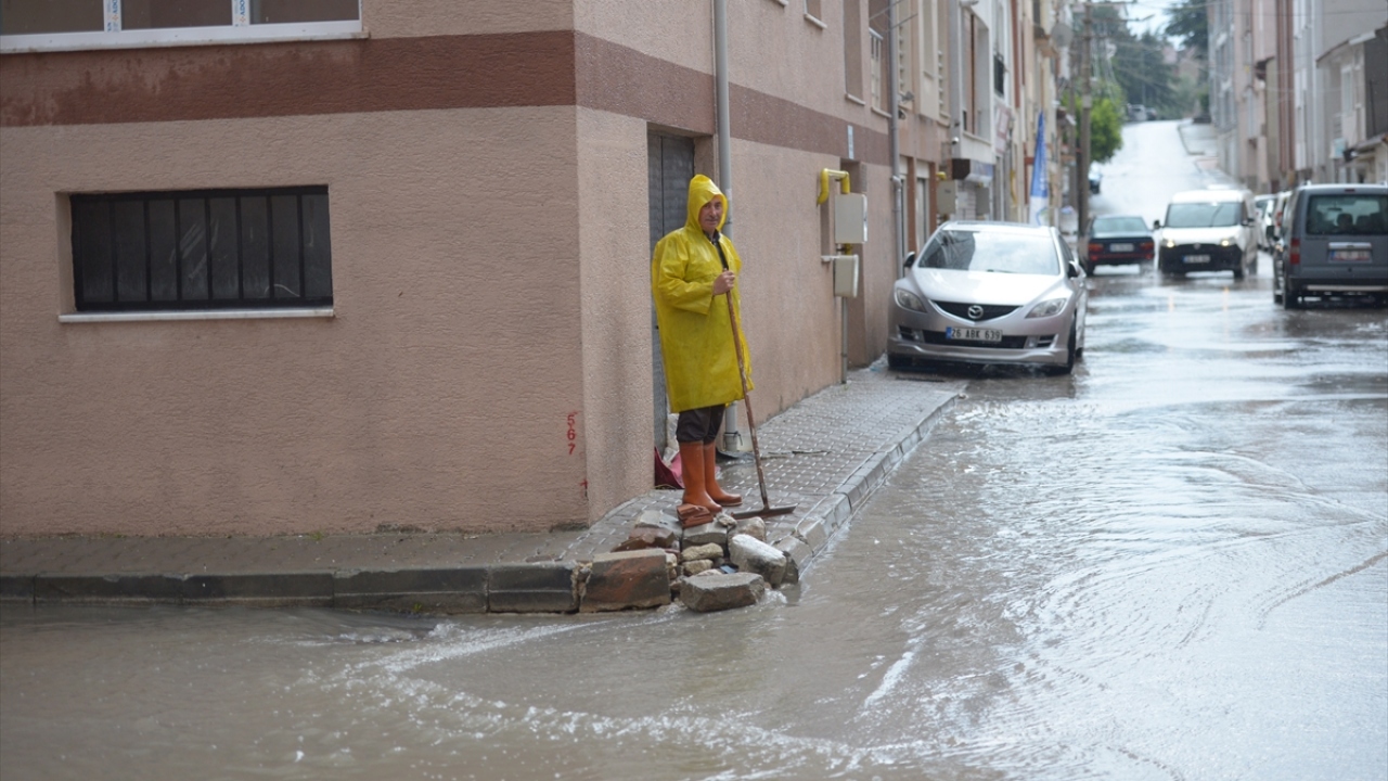 Alt geçit ve ana caddelerde mahsur kalan araçların kurtarılması için çekicilerle çalışma başlatıldı.