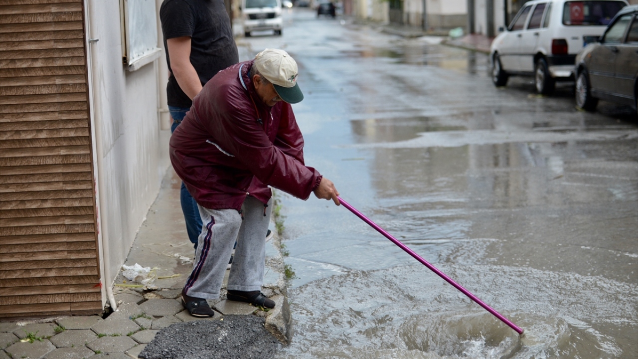 Büyükşehir Belediyesine bağlı Eskişehir Su ve Kanalizasyon İdaresi ile itfaiye ekipleri, tıkanan rögarları açmak için çalışma yürüttü.