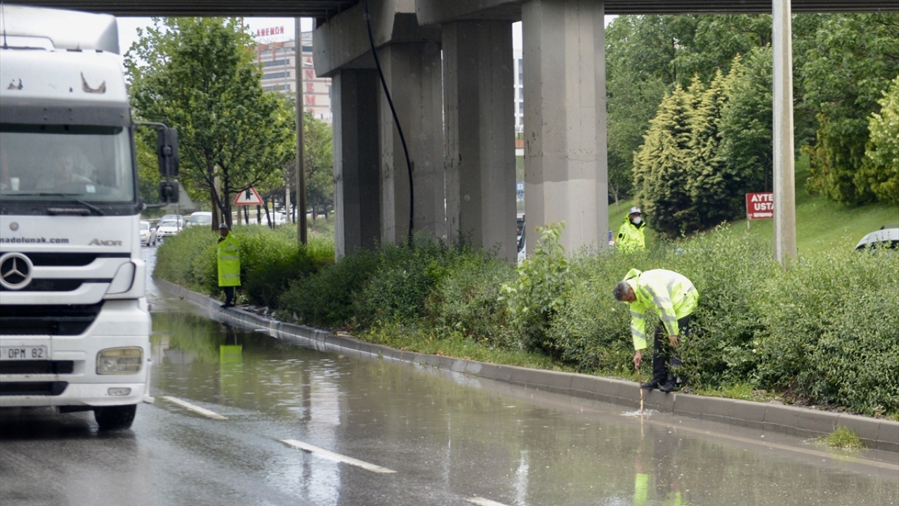 Bir polis, rögarlardan birini elindeki sopayla açtı.
