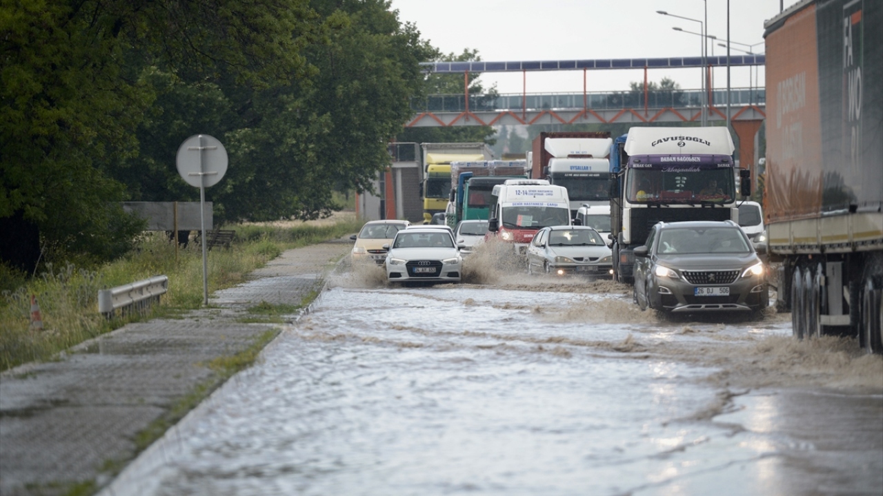 Yağış nedeniyle trafikte yaşanan aksamalara polis ekipleri müdahale etti.