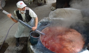 52 yıldır halı ve kilim iplerini renklendiriyor