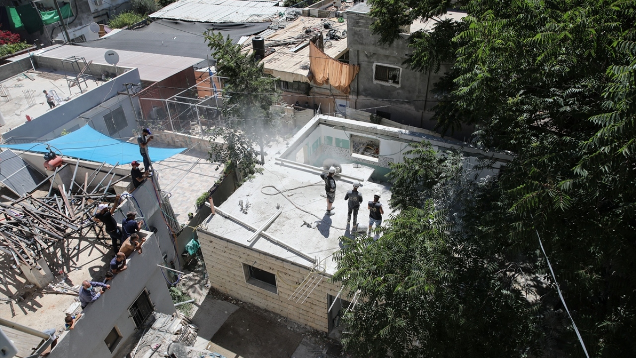 Doğu Kudüs`ün Silvan Mahallesi`ne gelen İsrail`e bağlı belediye ekipleri, 5 ay önce inşa edilen Muhammed Recebi`ye ait evin tavanını makinalarla keserek çökertti.